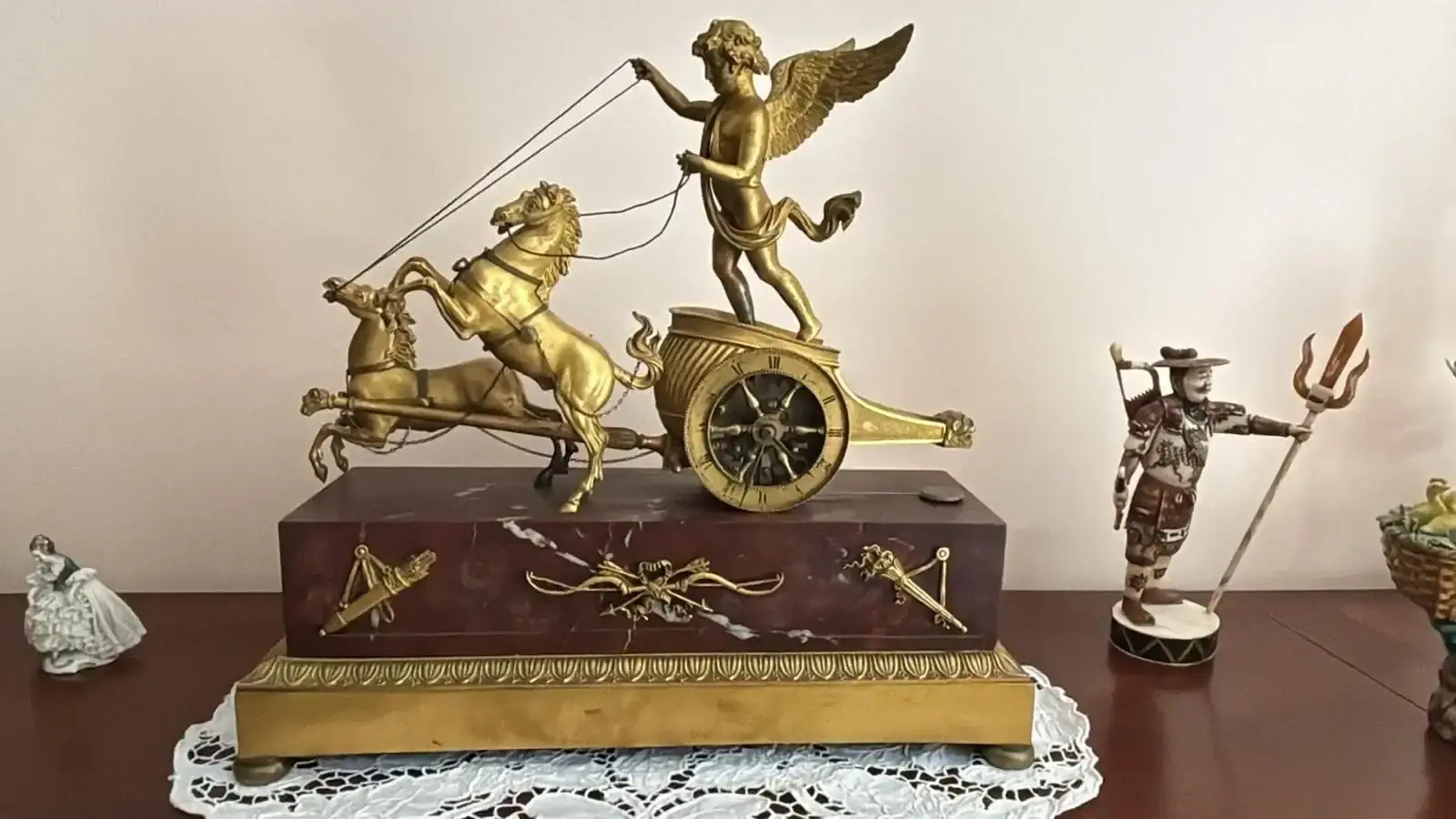 Pendule dorée avec ange et chevaux antiques