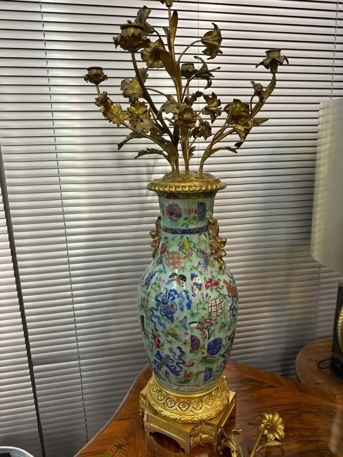 Vase décoratif en porcelaine avec fleurs dorées
