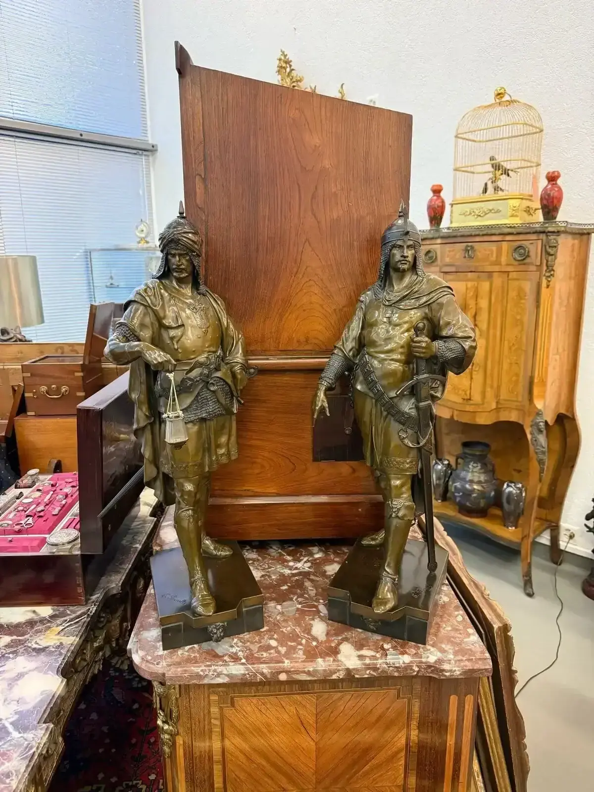 Deux statues en bronze sur meuble ancien