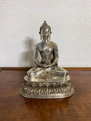 Statue en argent d’un Bouddha assis méditant