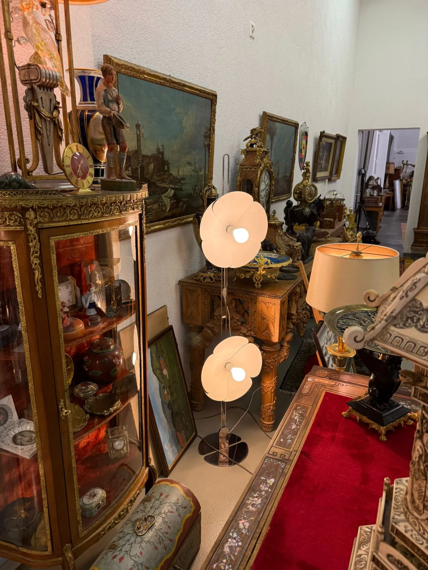 Magasin d’antiquités avec meubles et lampes anciennes