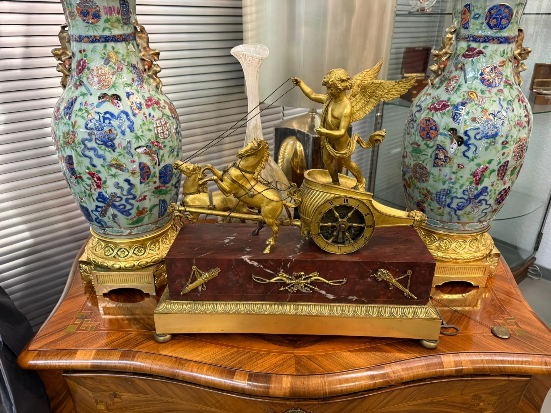 Pendule antique dorée avec vases décoratifs chinois.