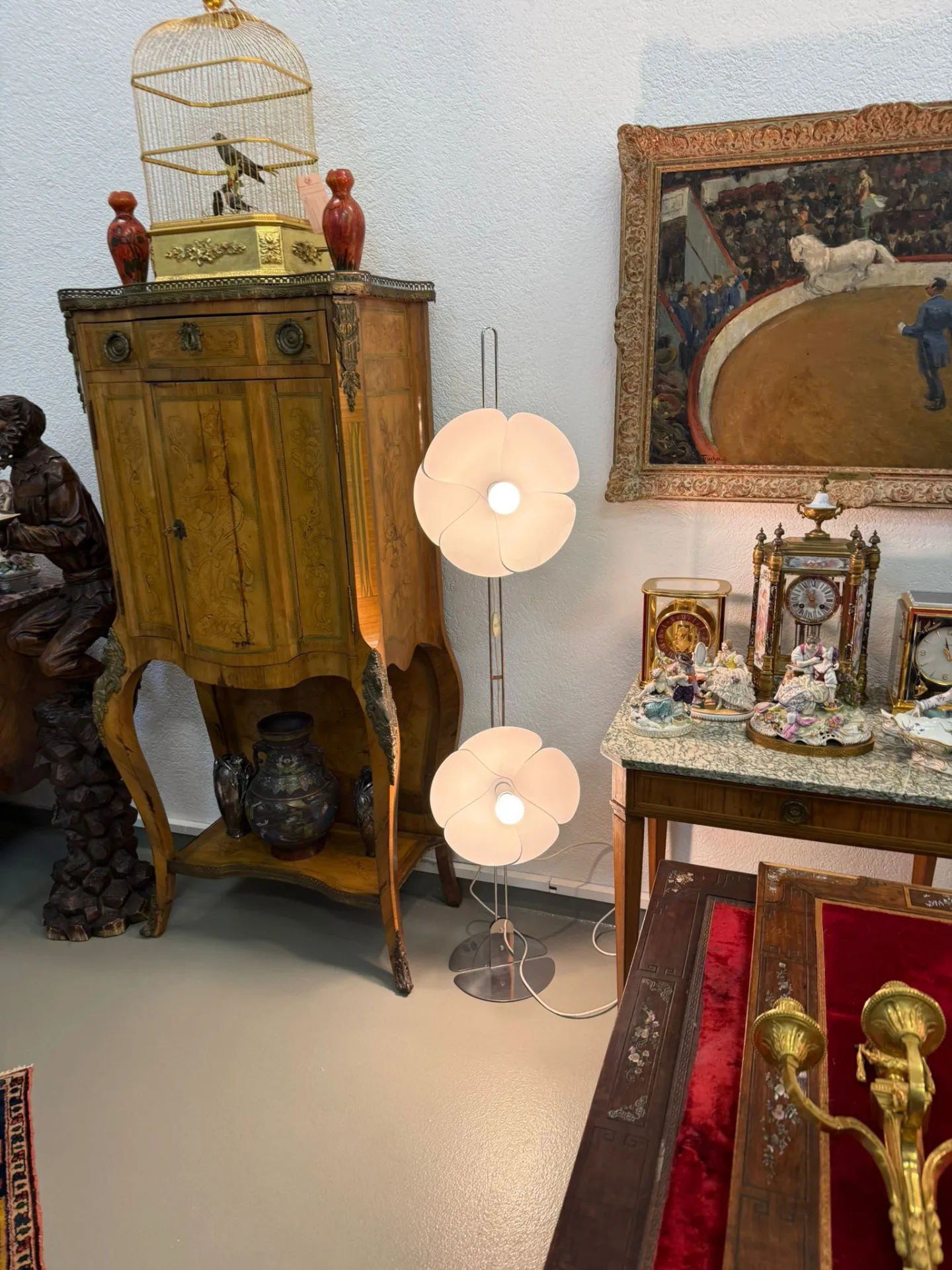 Intérieur décoré d’objets et meubles anciens élégants