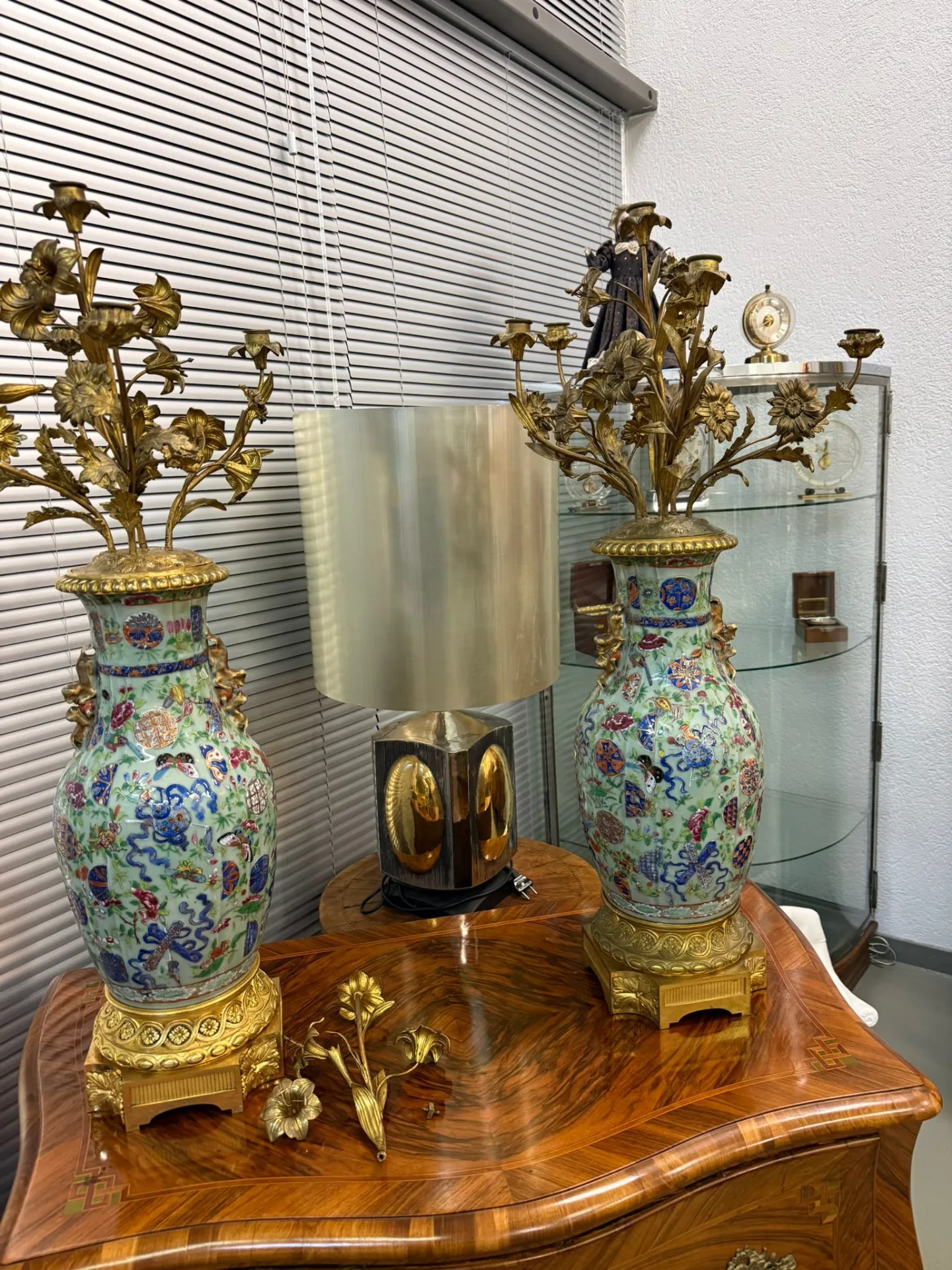Deux vases anciens décoratifs sur une commode en bois.