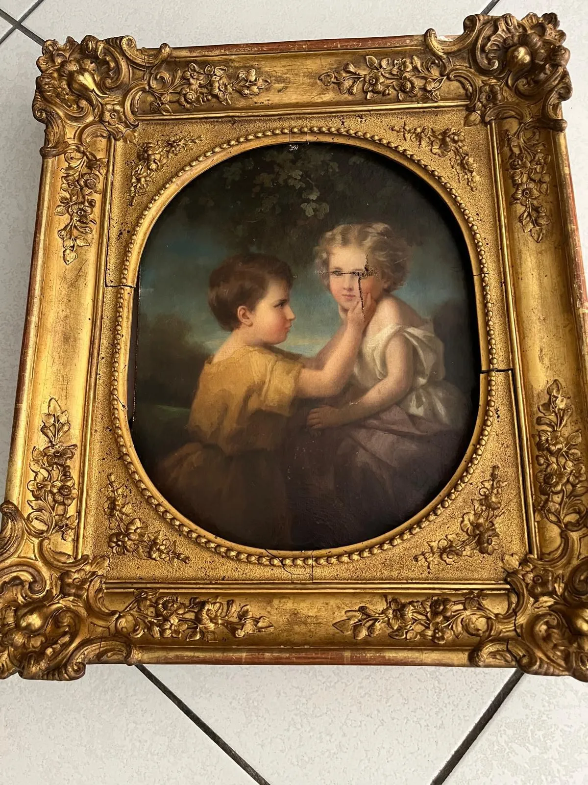 Tableau ancien d’enfants encadré doré orné.