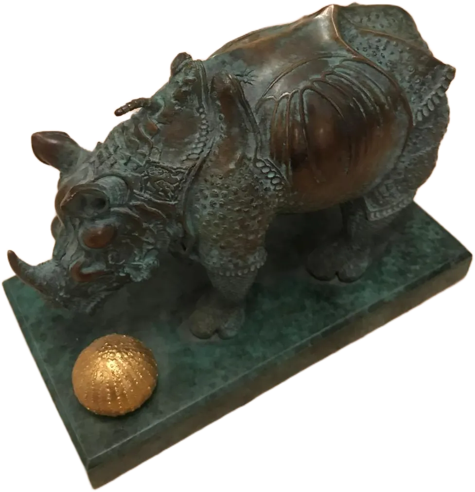 Sculpture de rhinocéros en bronze avec coquillage doré