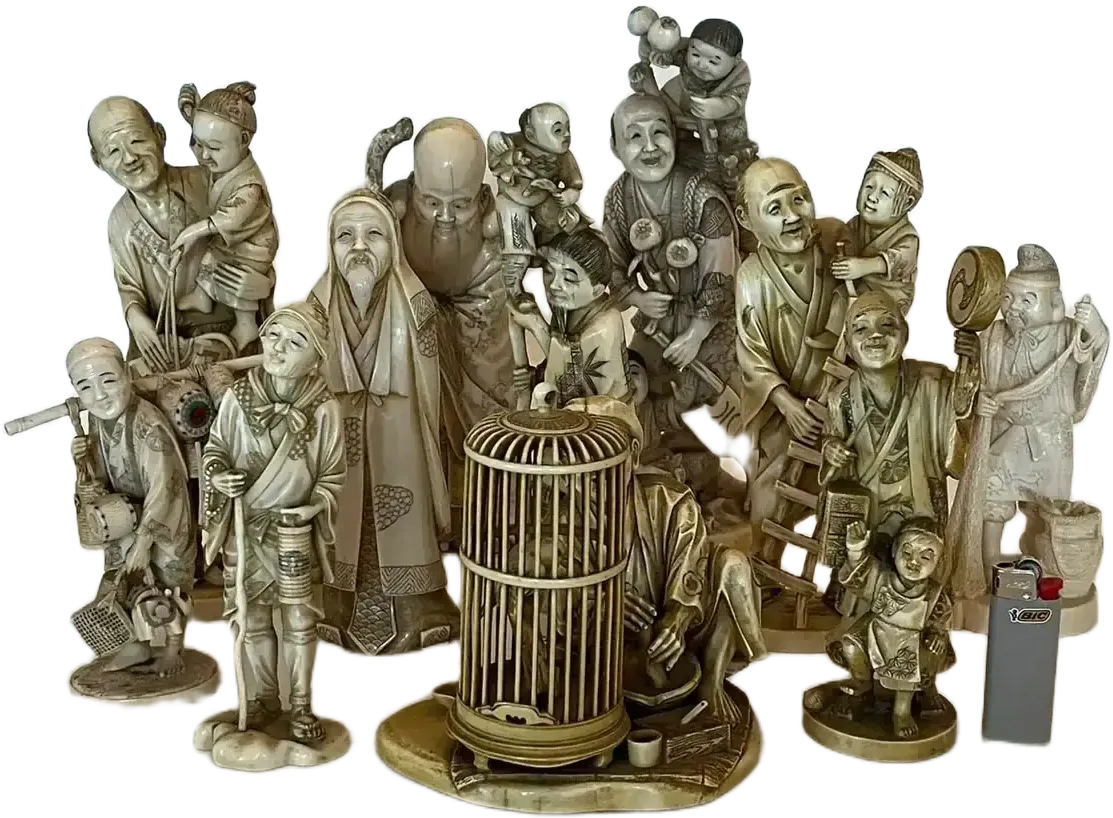Ensemble de figurines asiatiques sculptées autour d’une cage