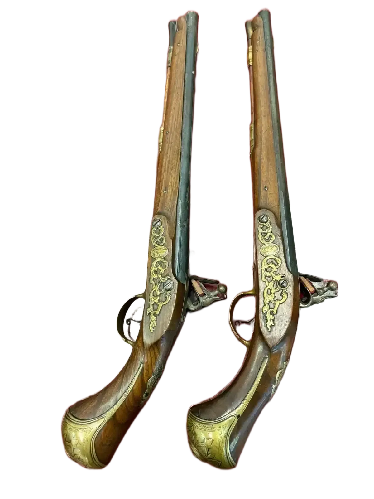 Deux pistolets anciens à silex décorés