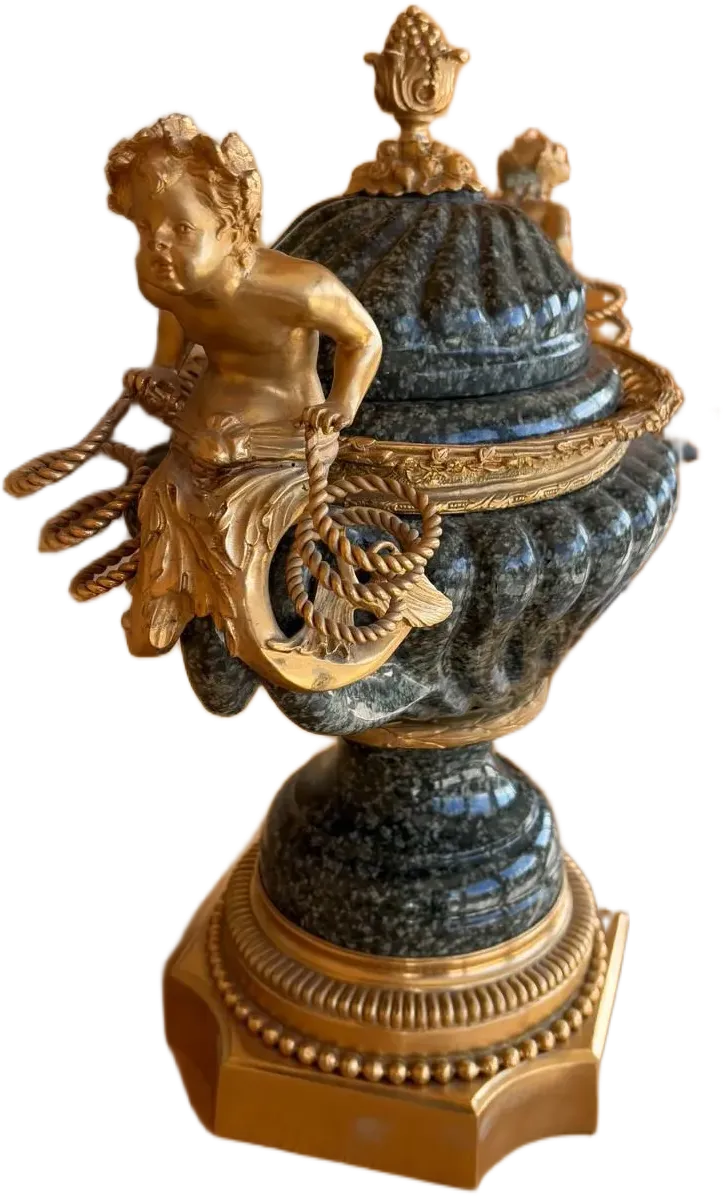 Vase orné en marbre vert et bronze doré