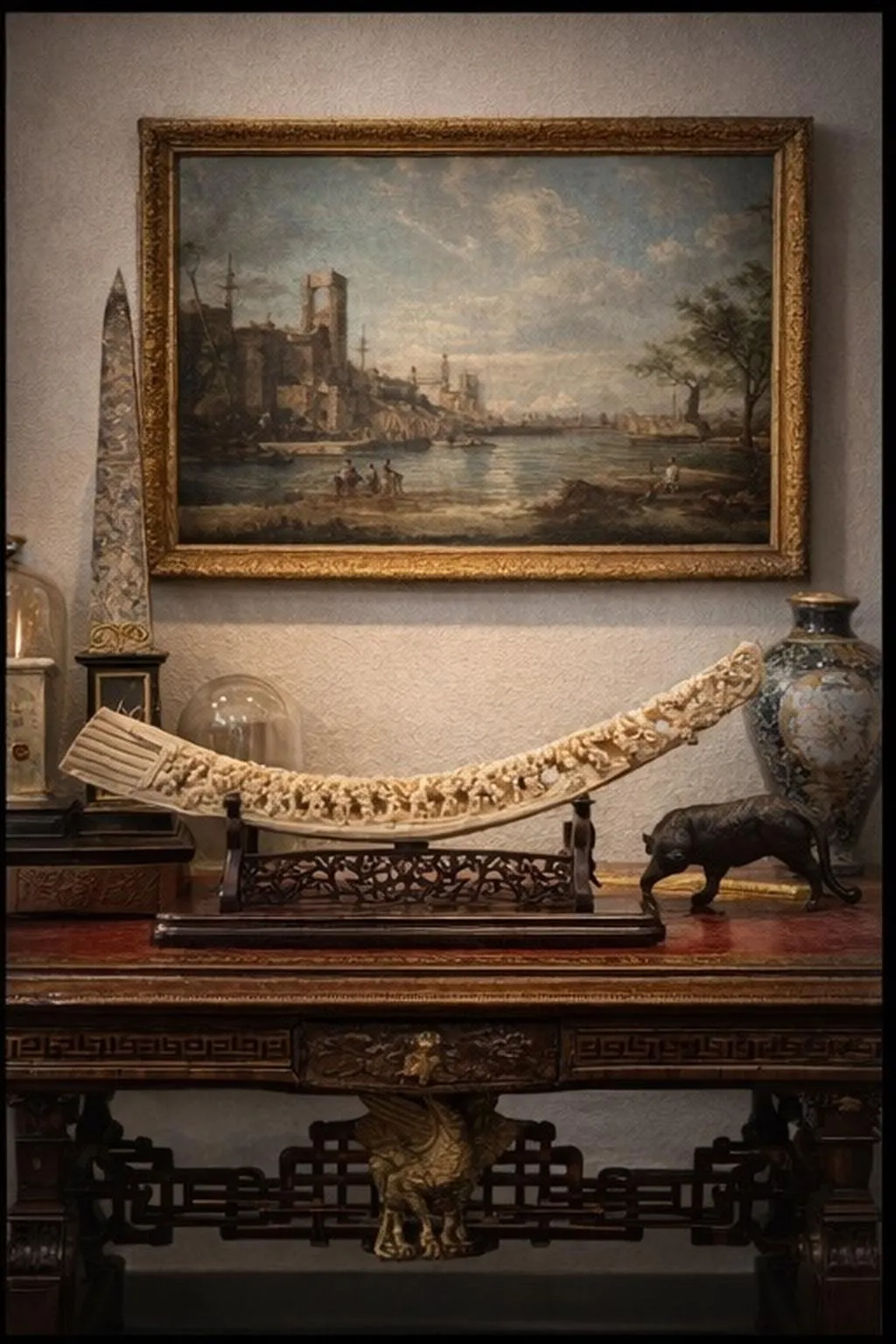 Console ancienne avec sculpture et tableau encadré
