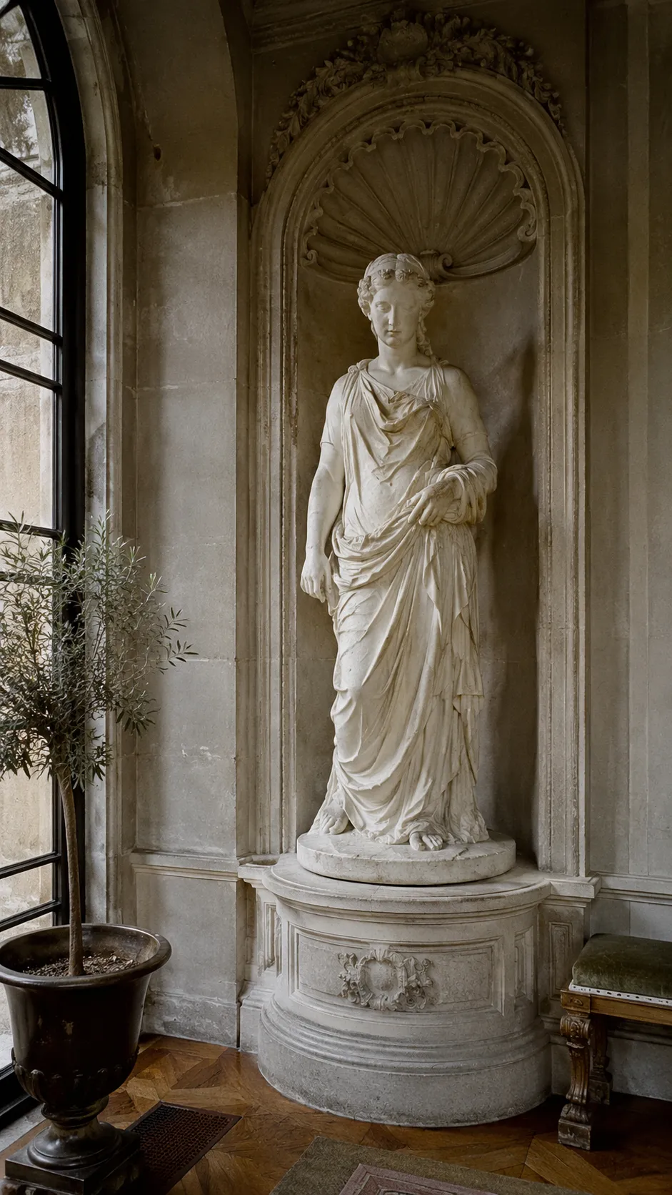 Statue classique en marbre dans une niche intérieure