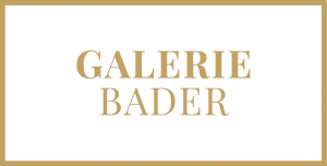 L'image montre le texte "GALERIE BADER" en lettres majuscules dorées centré sur un fond noir, encadré par une fine bordure dorée.