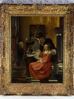 Un tableau classique encadré, rappelant l'élégance de La Chaux-de-Fonds, représente trois personnes à l'intérieur : une femme assise en robe rose, un homme derrière elle tenant un collier, et une autre femme écrivant à un bureau. Le cadre doré et orné est richement détaillé.