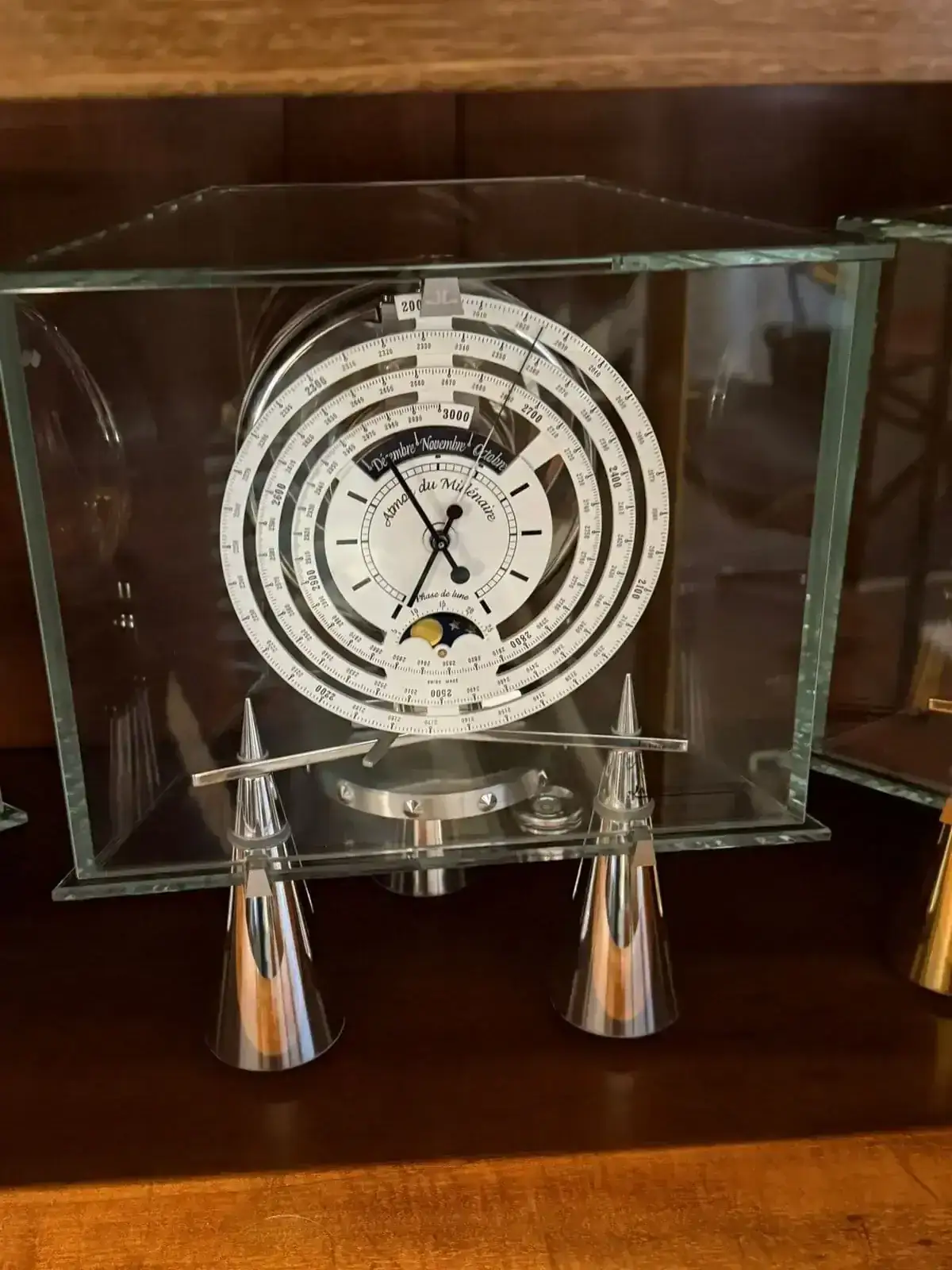 Horloge de verre design avec cadran circulaire.