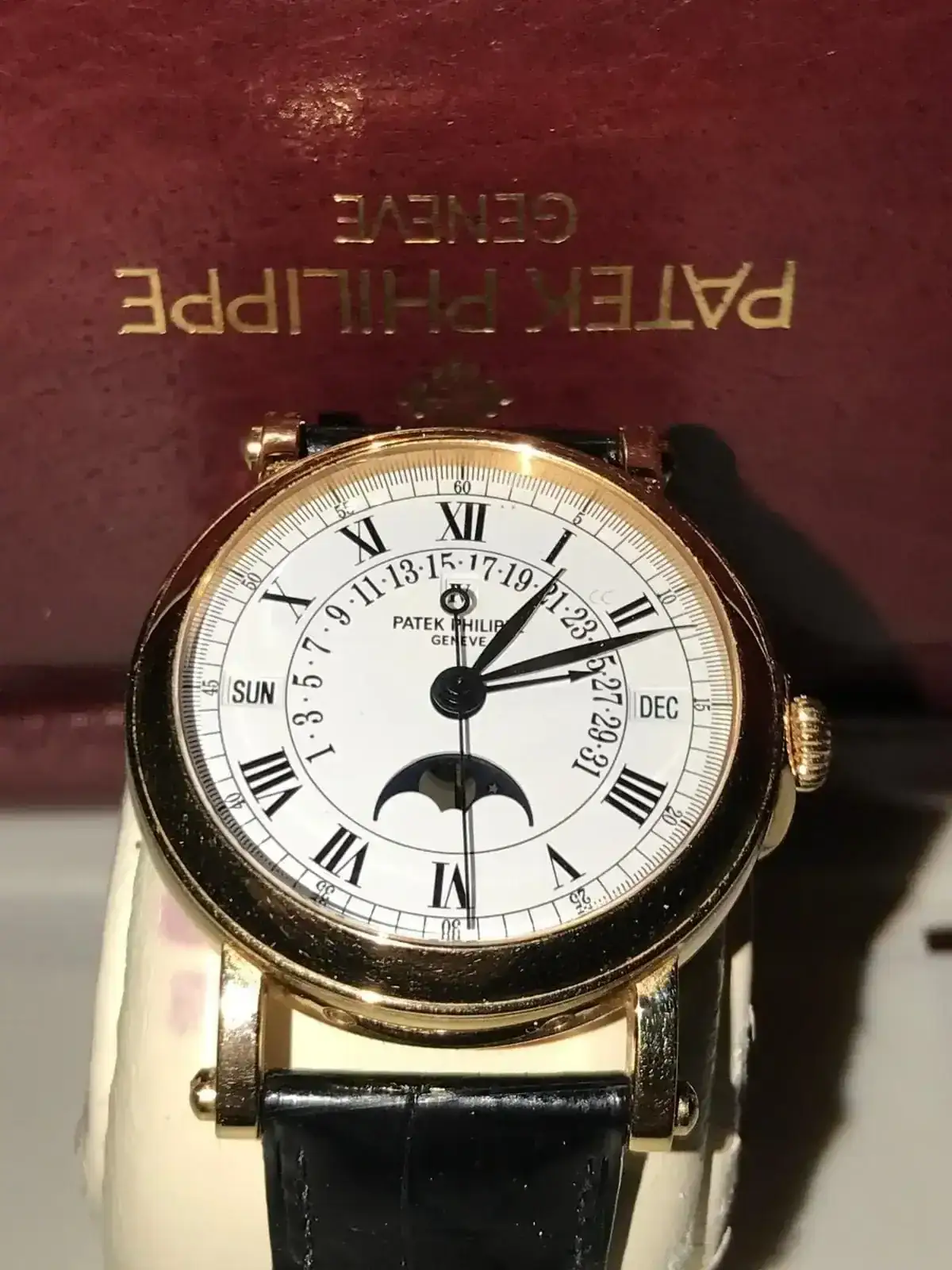 Montre de luxe avec cadran blanc et bracelet noir