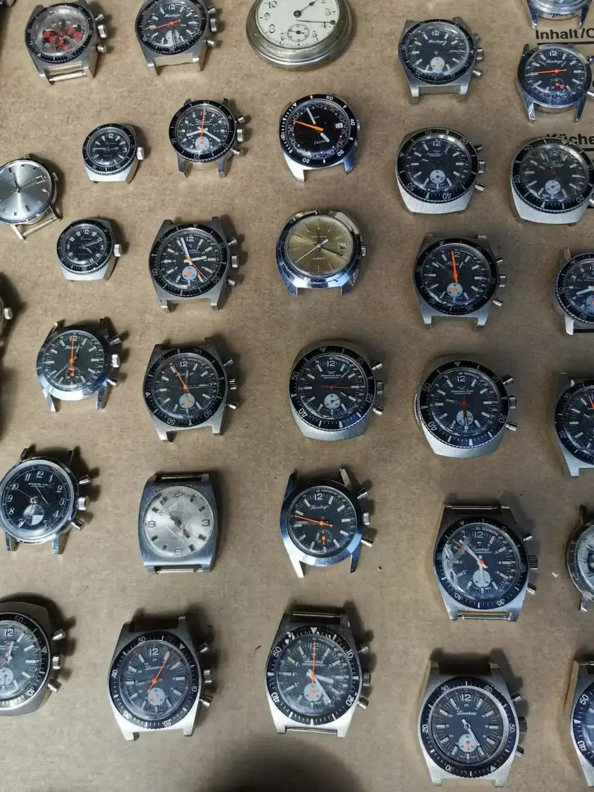 Collection de montres vintage posées sur une table.
