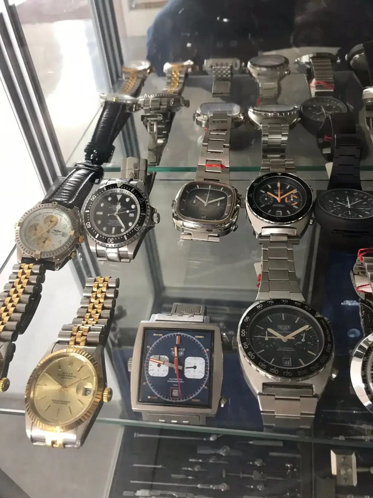 Collection de montres de luxe en vitrine