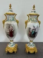 Paire de vases décoratifs en porcelaine peinte dorée