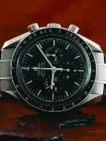 Montre-bracelet chronographe en acier sur fond marron