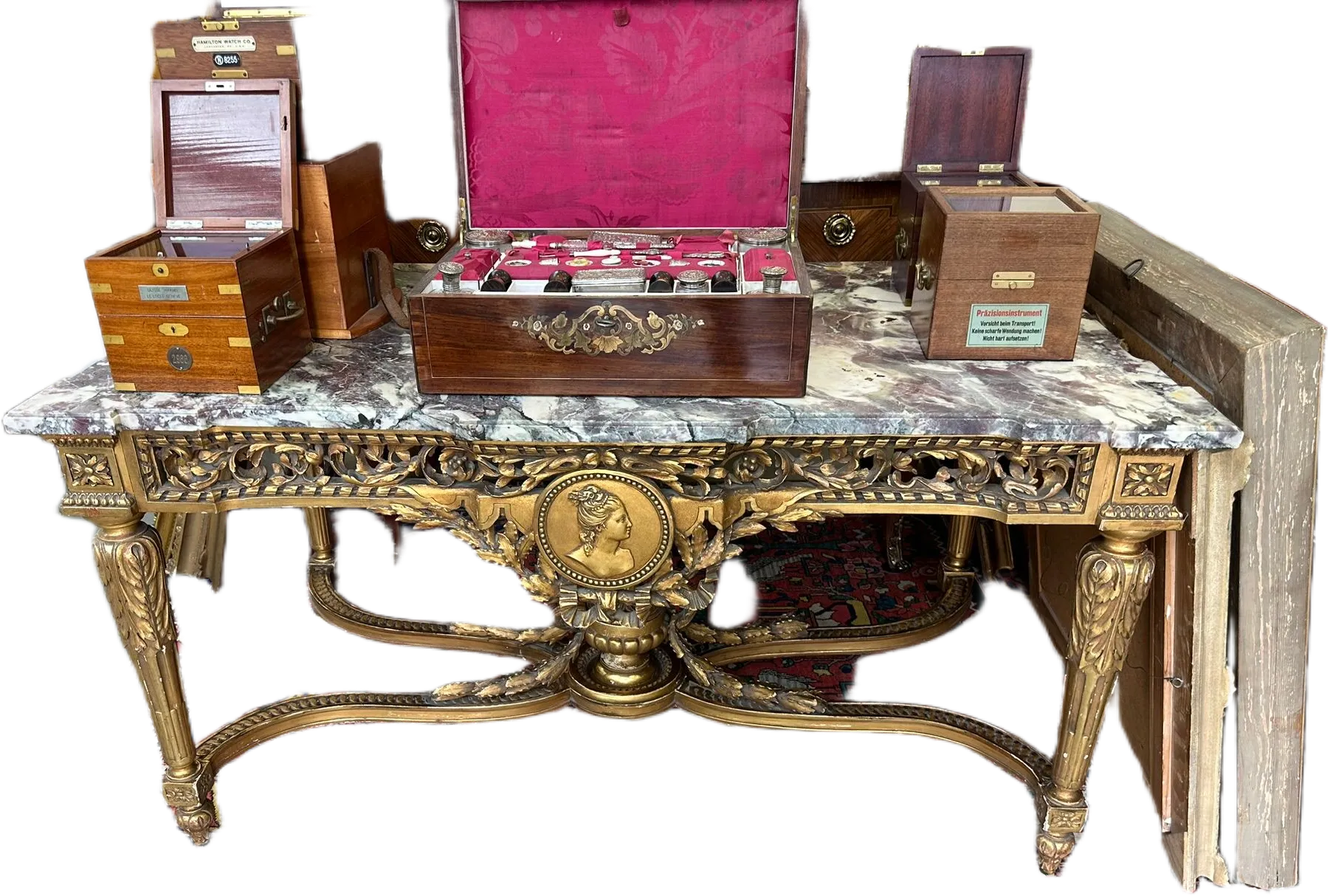 Table dorée ornée avec coffrets anciens