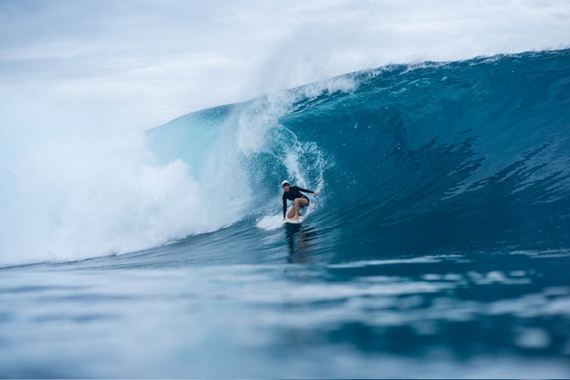 La surfista Candelaria Resano ya remonta olas en Teahupo’o, la ola más peligrosa del planeta