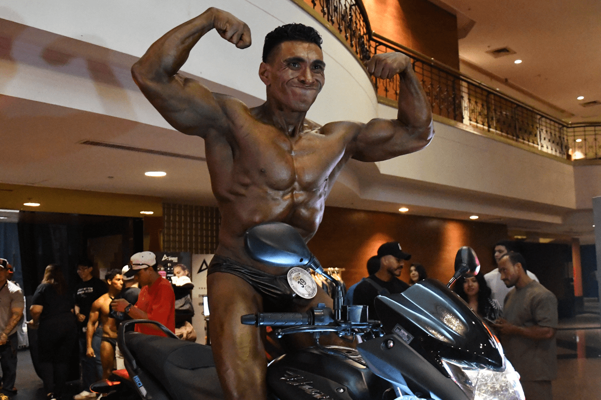 Campeón absoluto del fisicoculturismo se va en moto