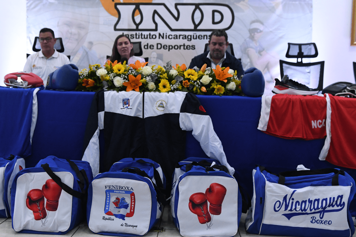 Feniboxa-entrega-abitollamiento-a-la-Selección-Juvenil-jj-1892