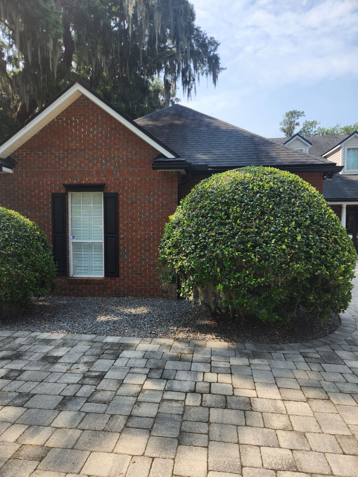 eco-friendly pressure washing Jacksonville - A driveway in Jacksonville before eco-friendly pressure washing, showing dirt an