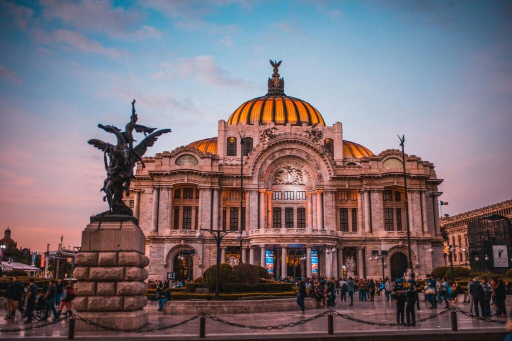 Pexels-Photo-604661-604661 Pôr do sol vibrante no histórico Palácio de Belas Artes da Cidade do México, repleto de turistas.