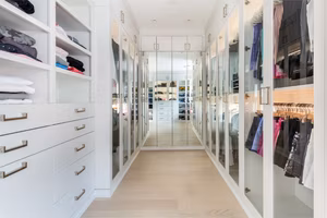 Boutique & Walk-in Closets Boutique & Walk-in Closets
