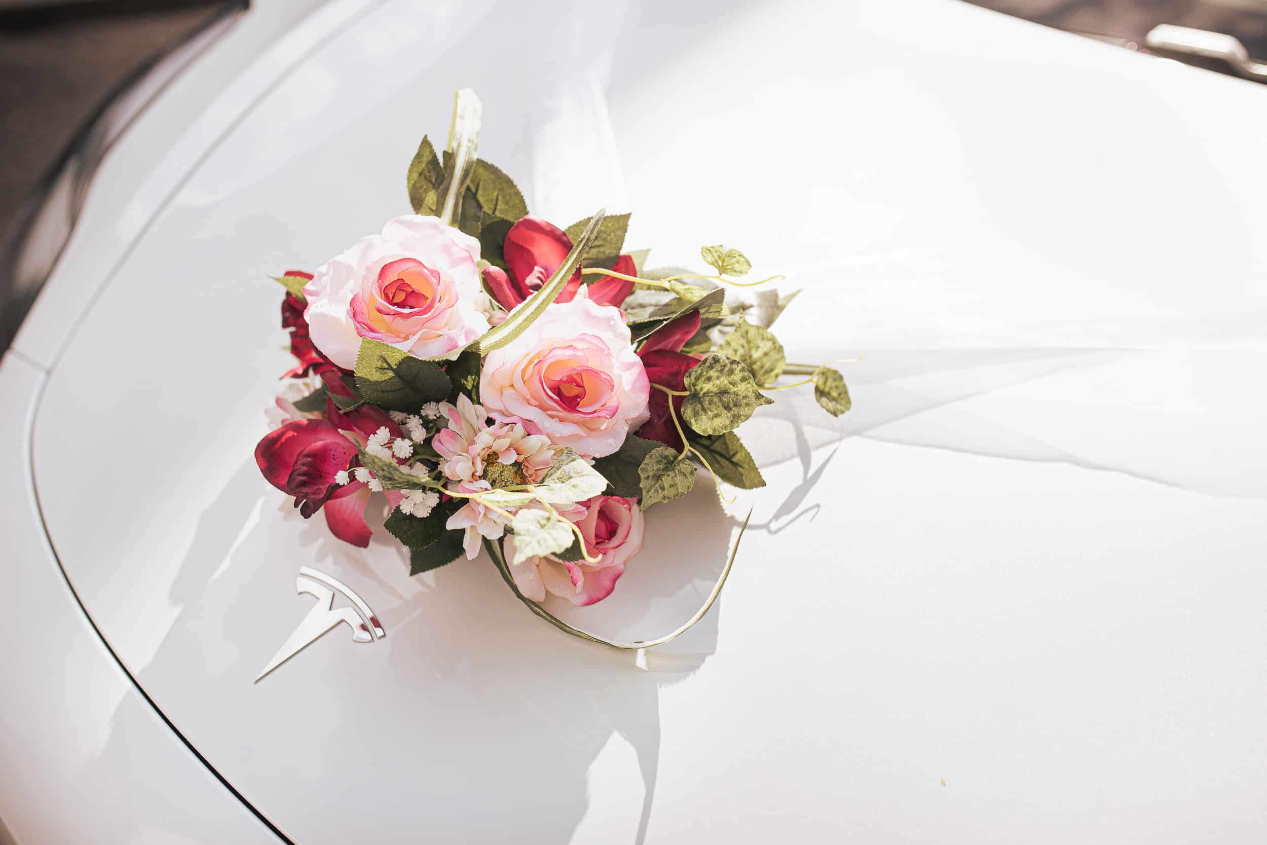 hochzeitsfotograf blumenbukett auto