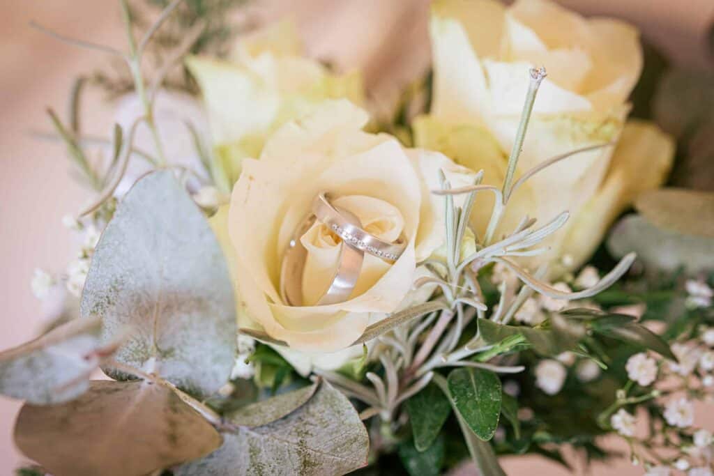 hochzeitsfotograf stuttgart hochzeitsfotograf Stuttgart – Ringe in einer Rose