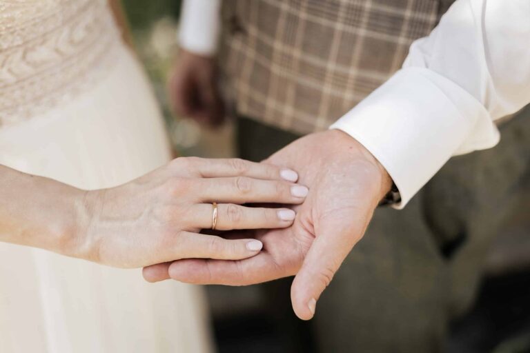 Hochzeitsfotograf Hände mit ringen