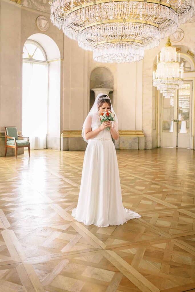 hochzeitsfotograf ludwigsburg braut blumenstrauss Hochzeit im Schloss Ludwigsburg