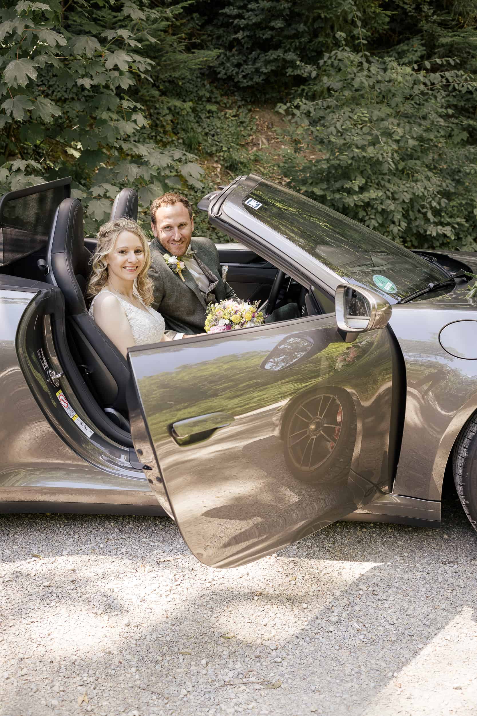 Brautpaar mit Porsche
