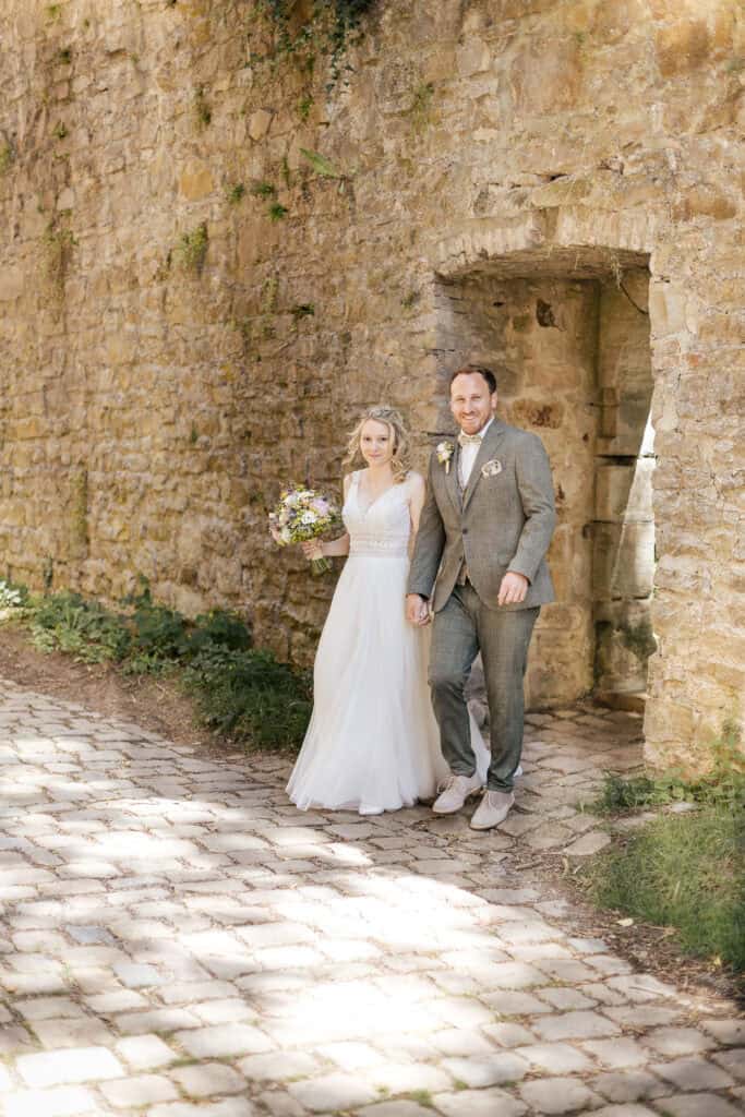 kloster bebenhausen hochzeitBrautpaar geht