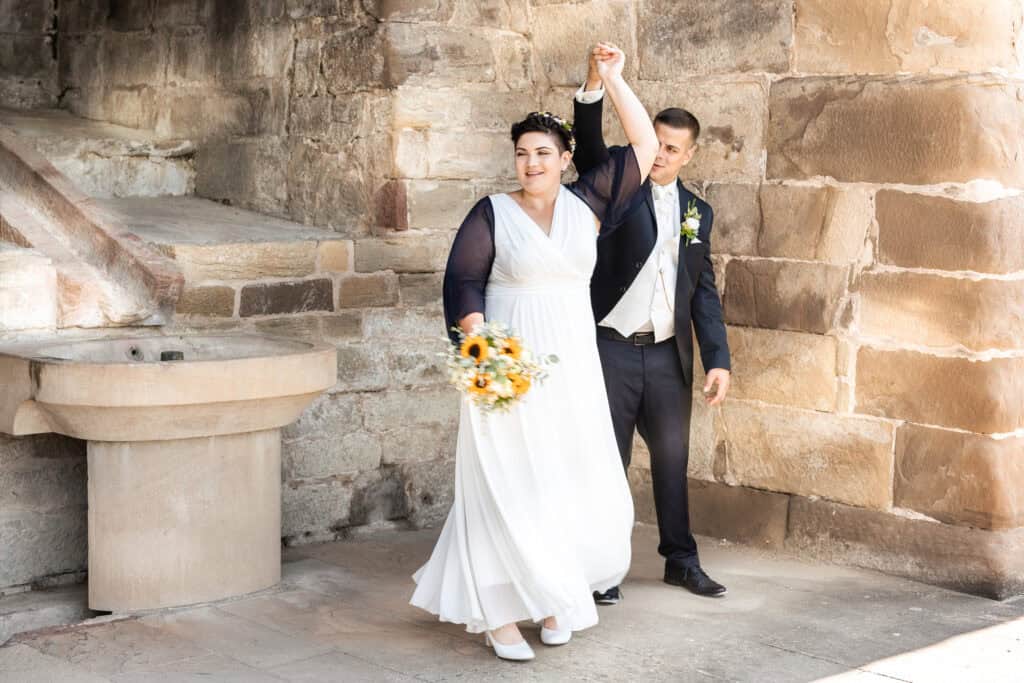 hochzeitsfotograf stuttgart Hochzeitsfotograf Stuttgart: Brautpaar tanzt vor einer Steinmauer