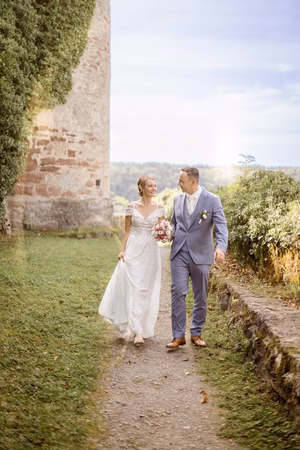 Brautpaar Lisa und Max bei ihrer Hochzeit in Nagold, umgeben von Natur.