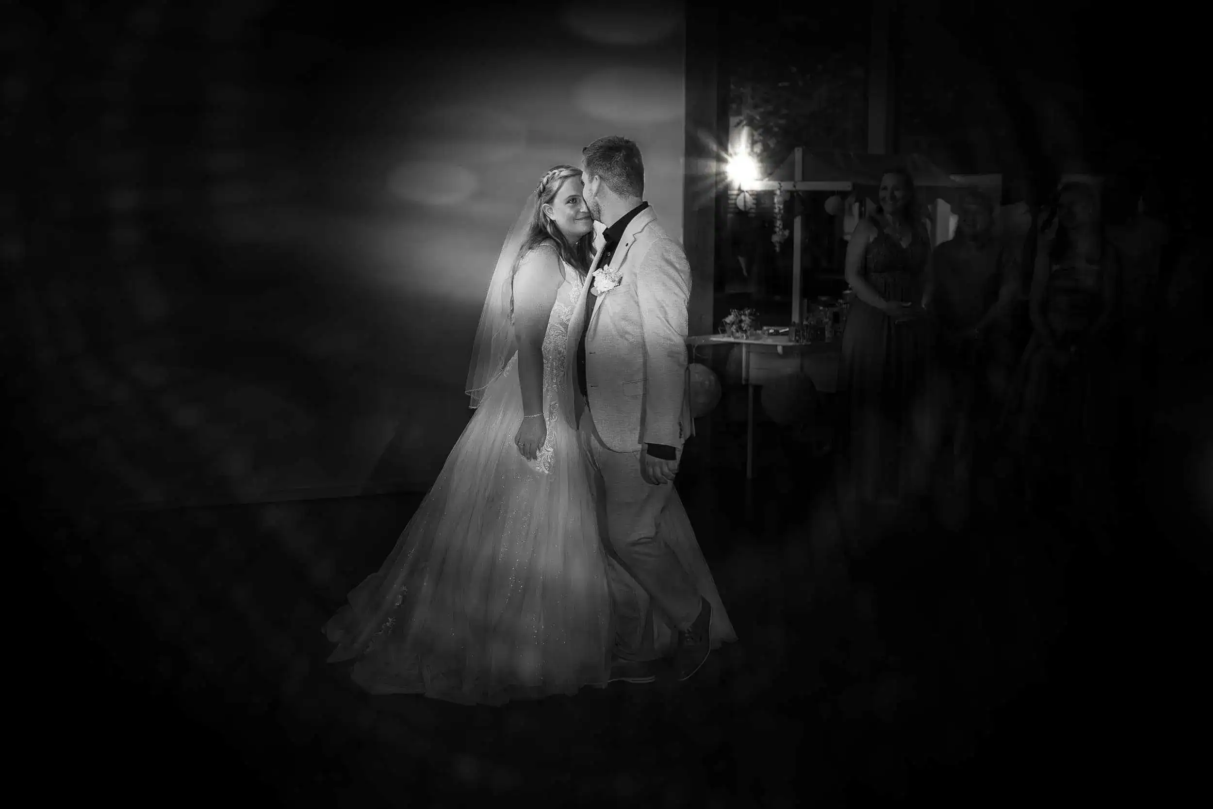 hochzeitstanz romantisch schwarzweiss