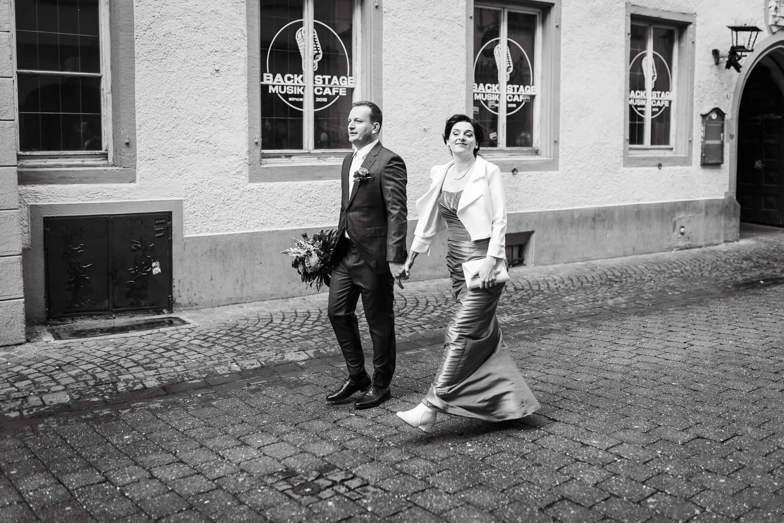 Hochzeitspaar spaziert durch die Altstadt von Konstanz nach dem Standesamt