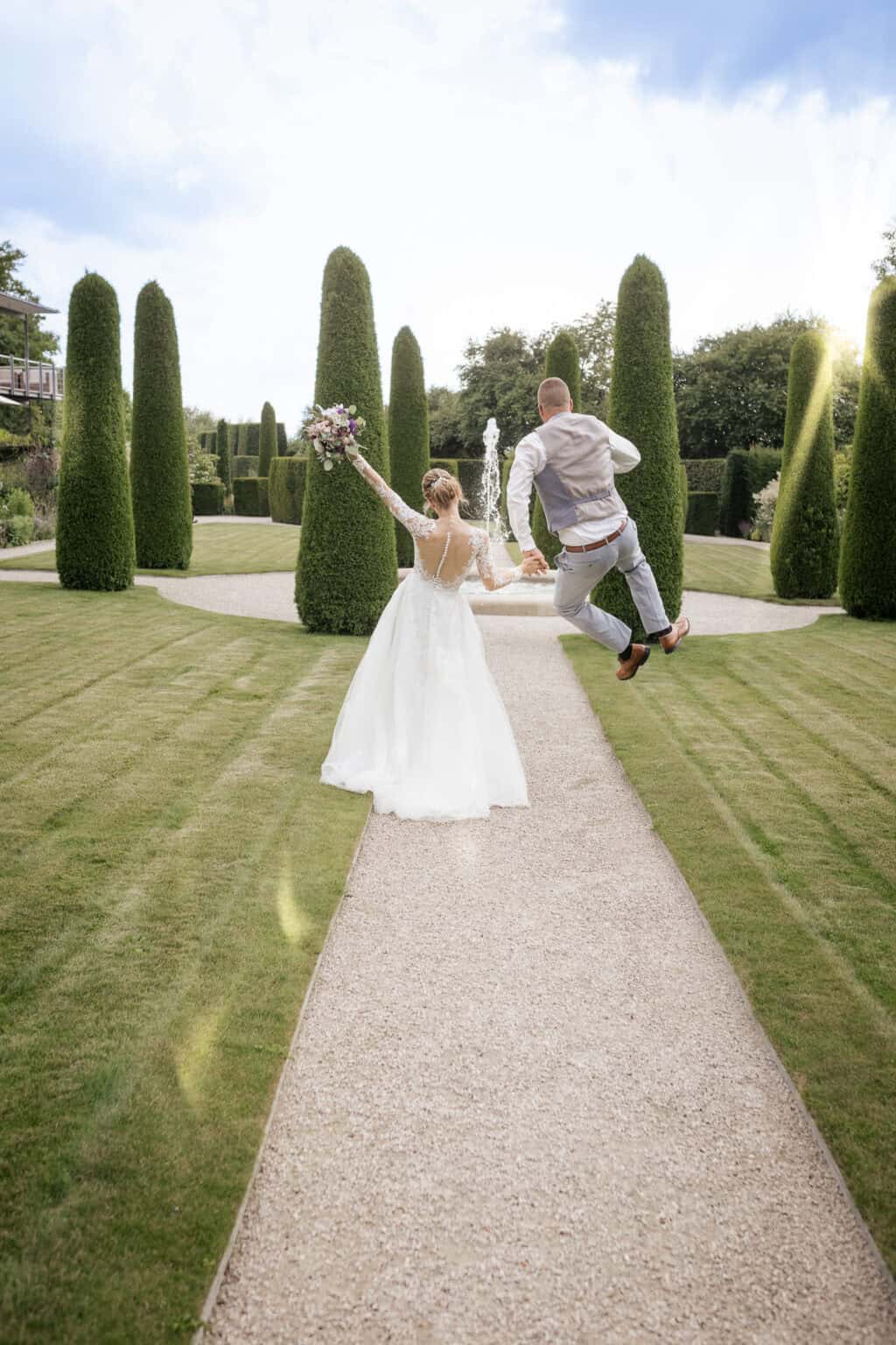 hochzeitsfotograf boeblingen Hochzeitsfotograf Böblingen, Brautpaar voller Glück springt in die Luft