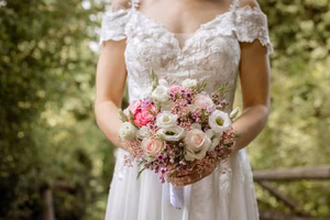 Hochzeitsfotograf Braut mit BrautstrauĂź in Esslingen bei der Standesamtlichen Hochzeit Hochzeitsfotograf Braut mit BrautstrauĂź in Esslingen bei der Standesamtlichen Hochzeit