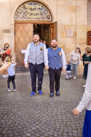 Heiraten in Esslingen – Regenbogenpaar Hand in Hand Heiraten in Esslingen – Regenbogenpaar Hand in Hand