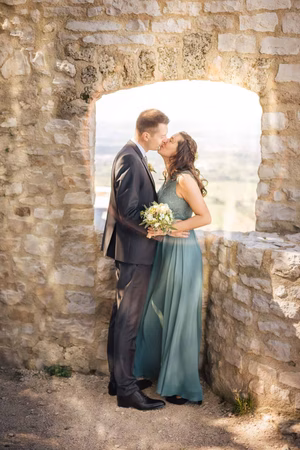 hochzeitsfotograf Brauttpaar kĂĽsst sich hochzeitsfotograf Brauttpaar kĂĽsst sich