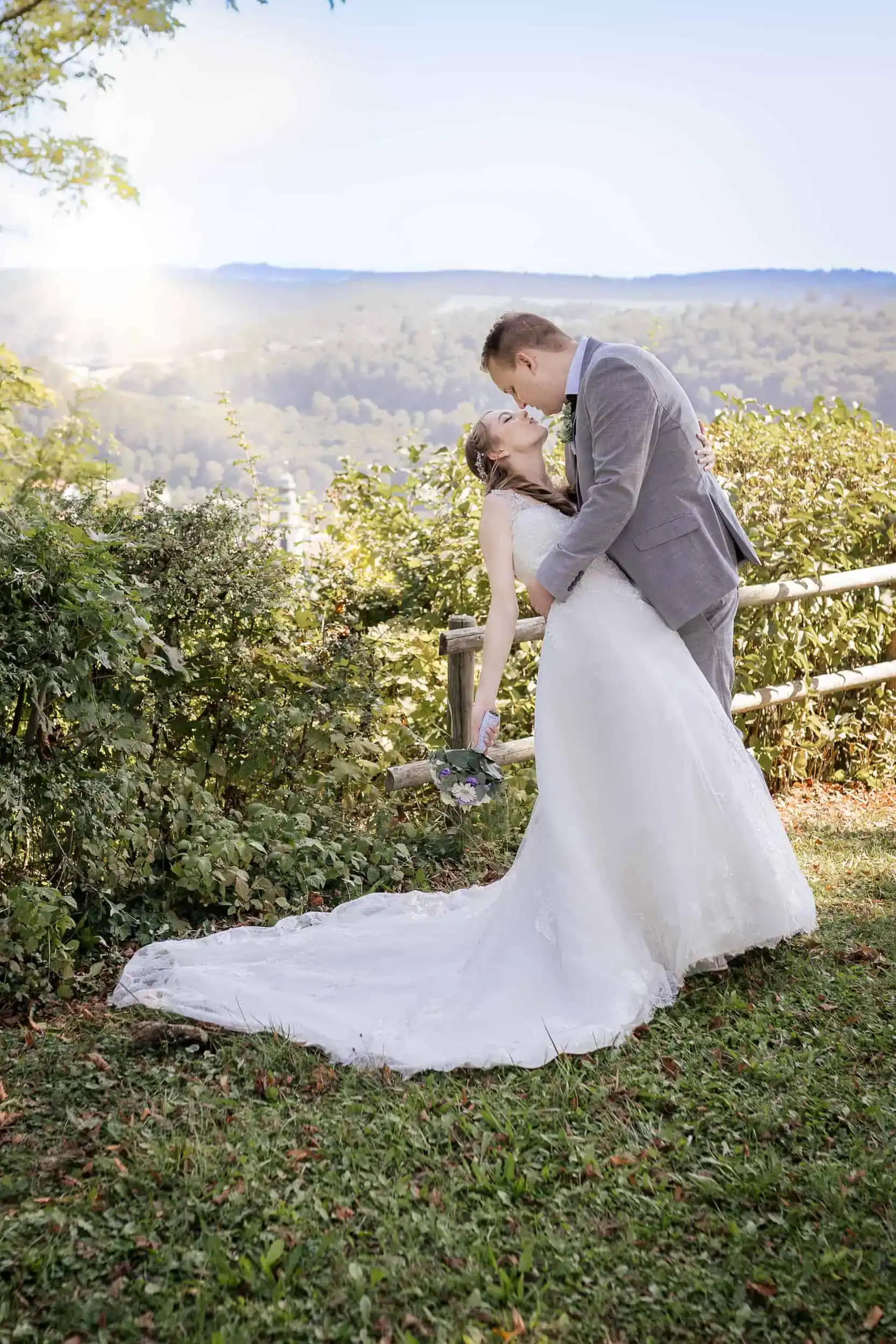 hochzeitsfotograf Pforzheim Brautpaar küsst sich romantisch mit Blick ins Tal bei der Hochzeit in Pforzheim