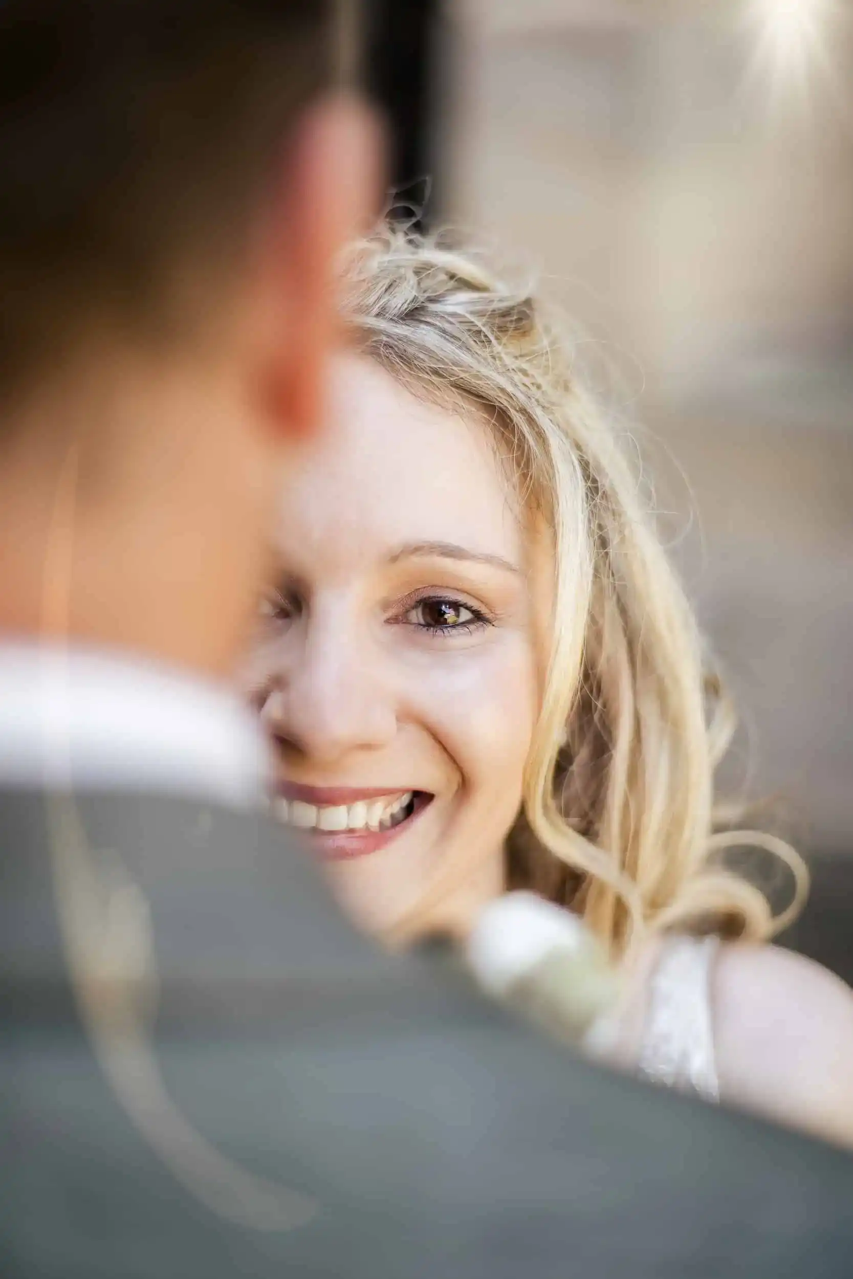 hochzeitsfotograf stuttgart hochzeitsfotograf stuttgart brautpaar lächlet in de Kamera