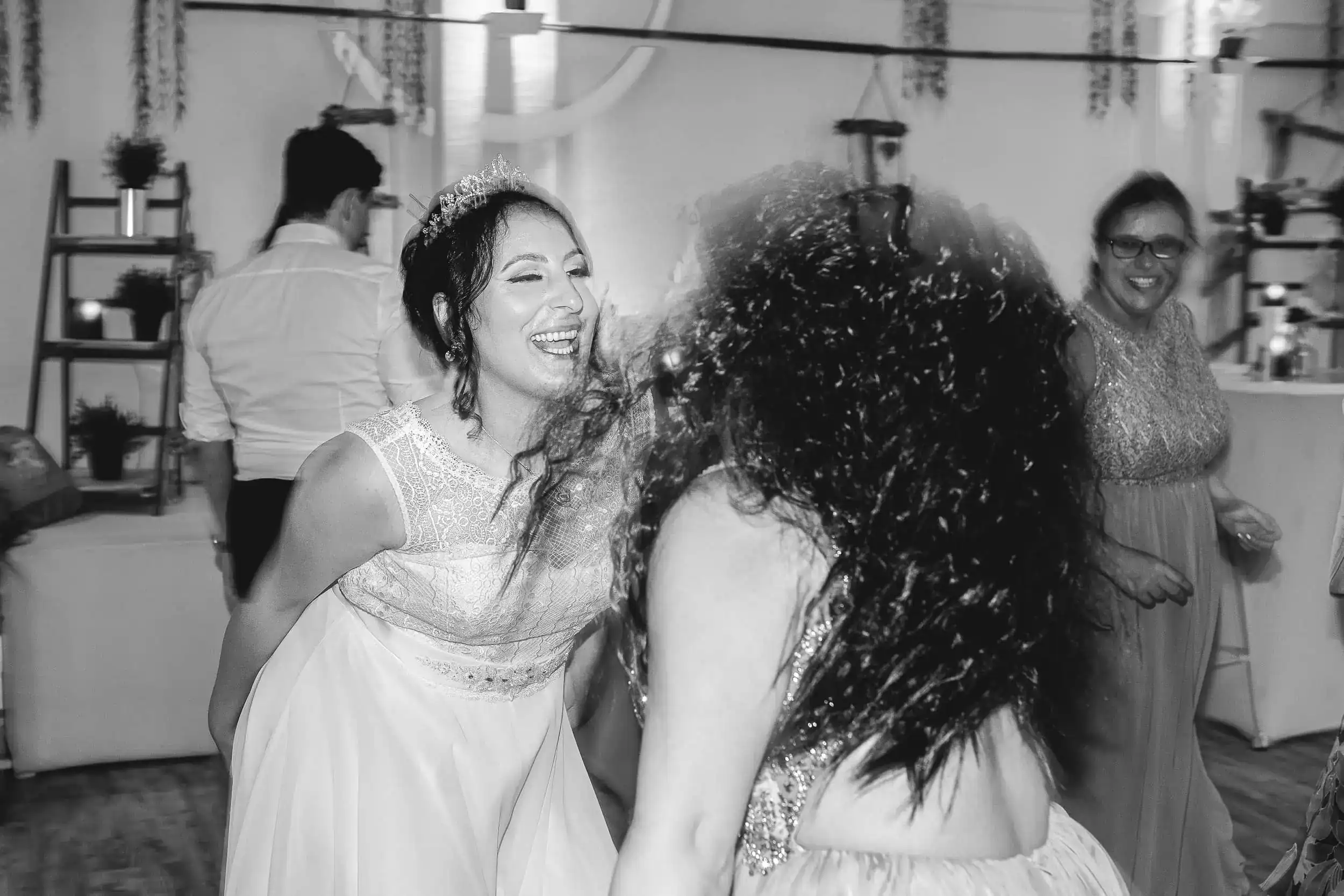 Lachende Braut beim Hochzeitstanz in Schwarz-Weiß – emotionale Hochzeitsreportage