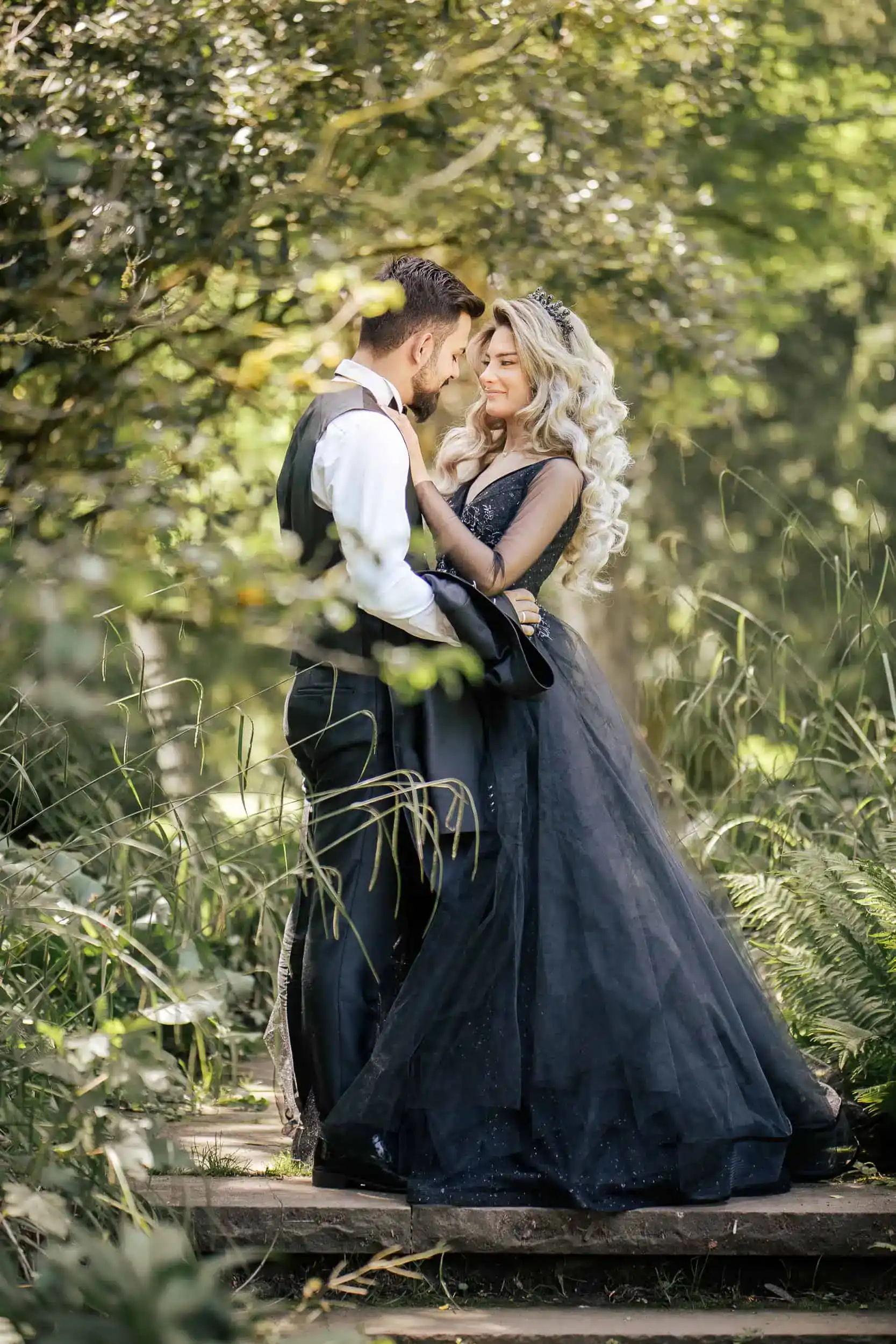 Einzigartiges Brautpaar im Wald – Braut mit schwarzem Hochzeitskleid und Tiara