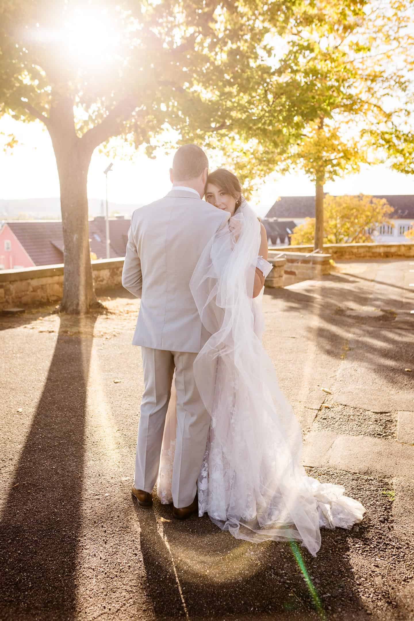 Braut schaut verliebt beim Sonnenuntergang – Hochzeitsfoto in goldenem Licht
