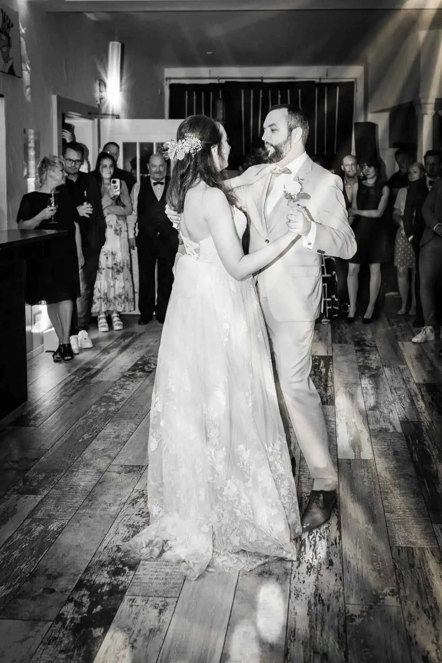 Hochzeitsfotograf Tübingen – emotionaler Hochzeitstanz mit Gästen